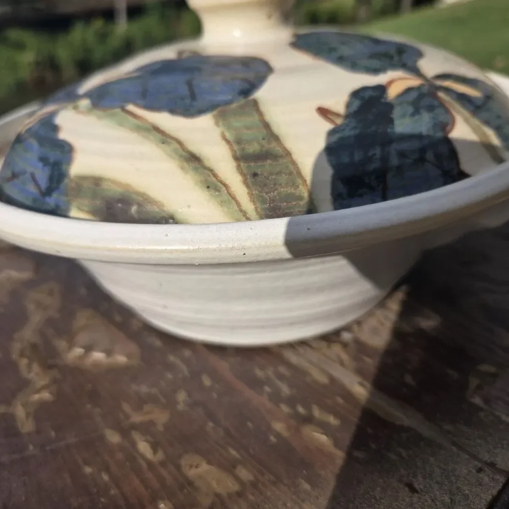 Hunt '84 Handmade Pottery Ceramic Round Covered Casserole White Blue Floral